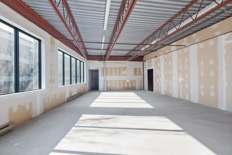 More Photos Of 403-409 Rue Saint-Roch, Montréal Warehouse For Sale