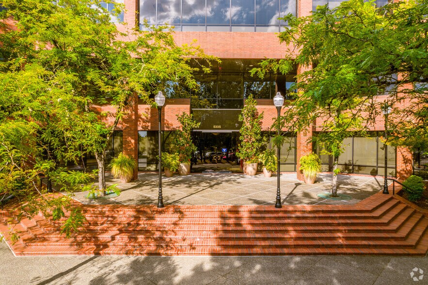 More Photos Of 5335 Meadows Rd, Lake Oswego Office For Lease
