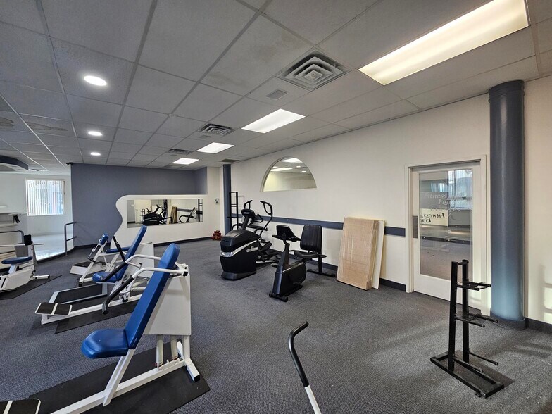 More Photos Of 166 E Jericho Tpke, Mineola Office For Lease