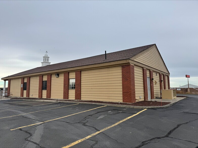 More Photos Of 800 S Columbia Ave, Connell Industrial For Lease