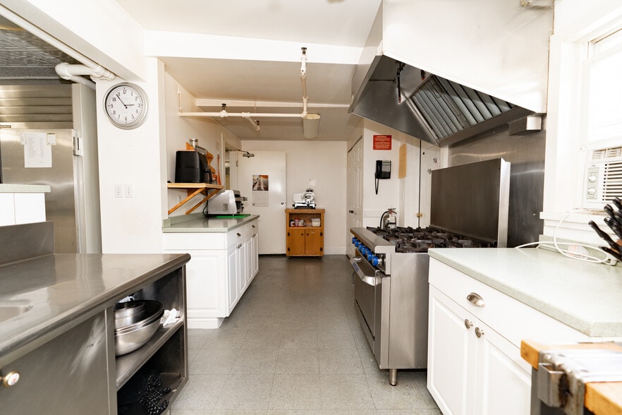 More Photos Of 8 Jennifer Dr, Merrimack Flex For Sale