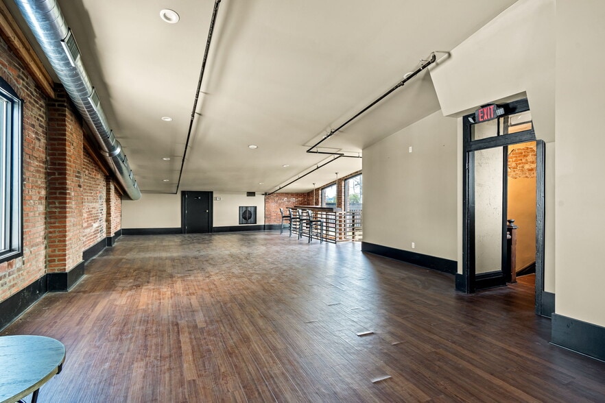 More Photos Of 134 Spring St, Jeffersonville Bar For Sale