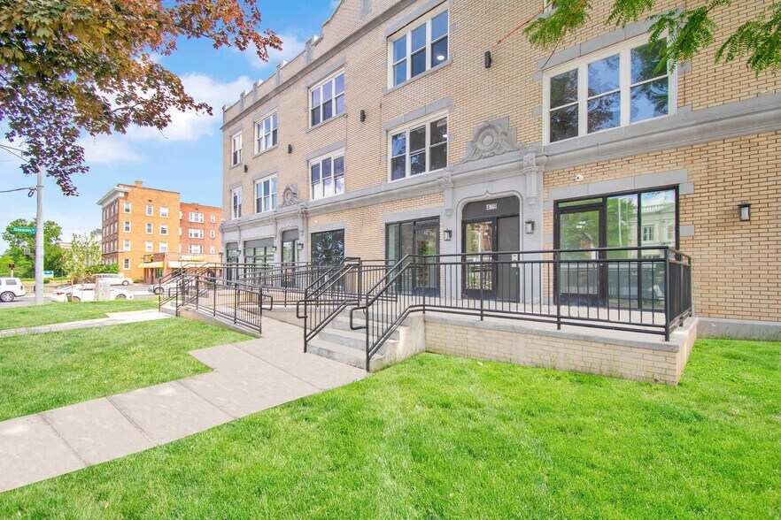 More Photos Of 479 Farmington Ave, Hartford Storefront Retail Residential For Lease