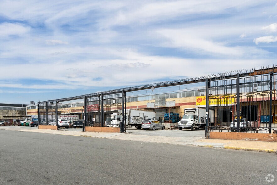 Primary Photo Of 56-72 49th Pl, Maspeth Warehouse For Lease