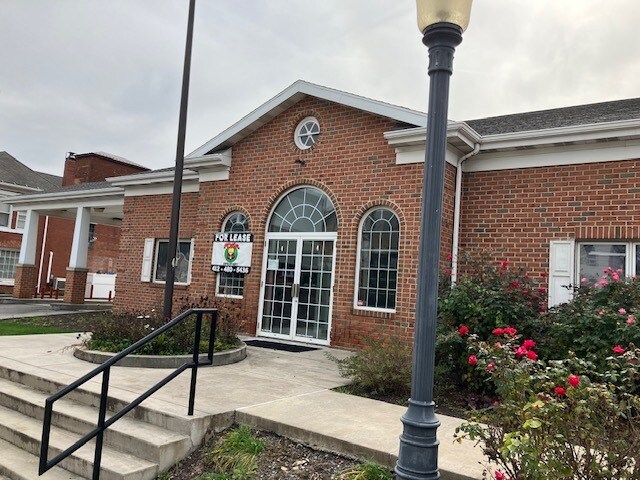 More Photos Of 16-20 E Shirley St, Mount Union Bank For Lease