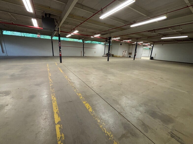 More Photos Of 72 Northwest Dr, Plainville Manufacturing For Sale