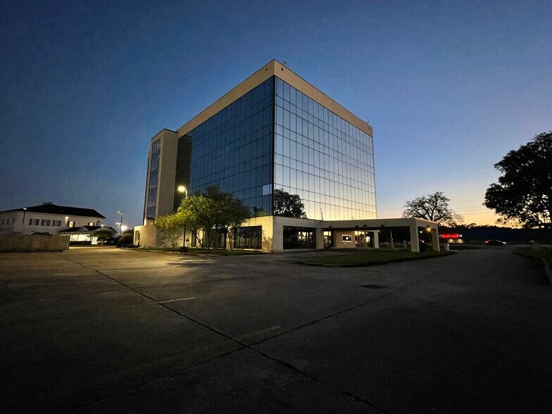 More Photos Of 1340 W Tunnel Blvd, Houma Office For Lease