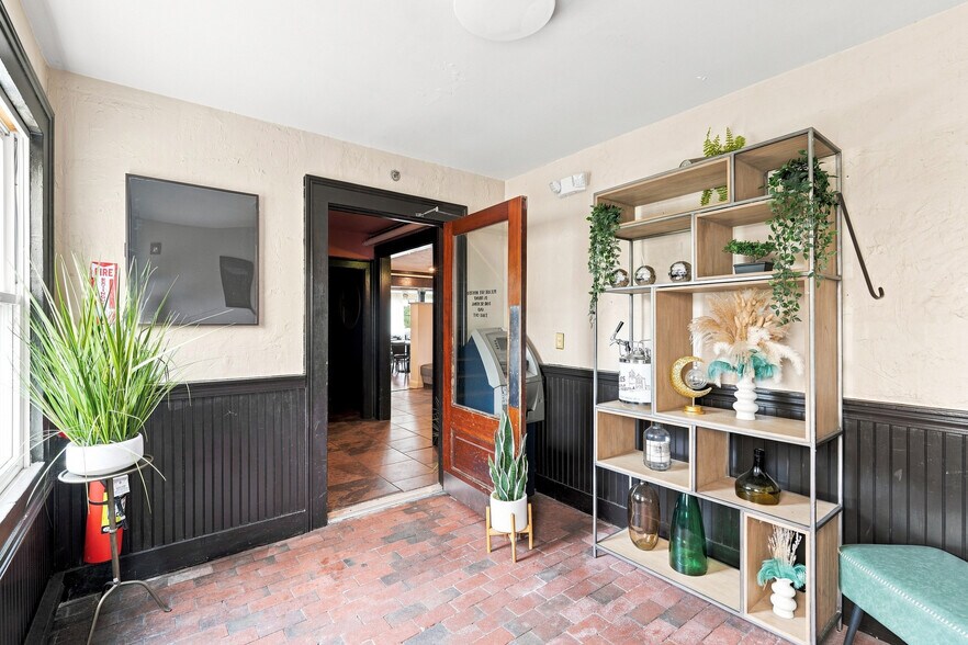 More Photos Of 170 Water St, Plymouth Storefront For Lease