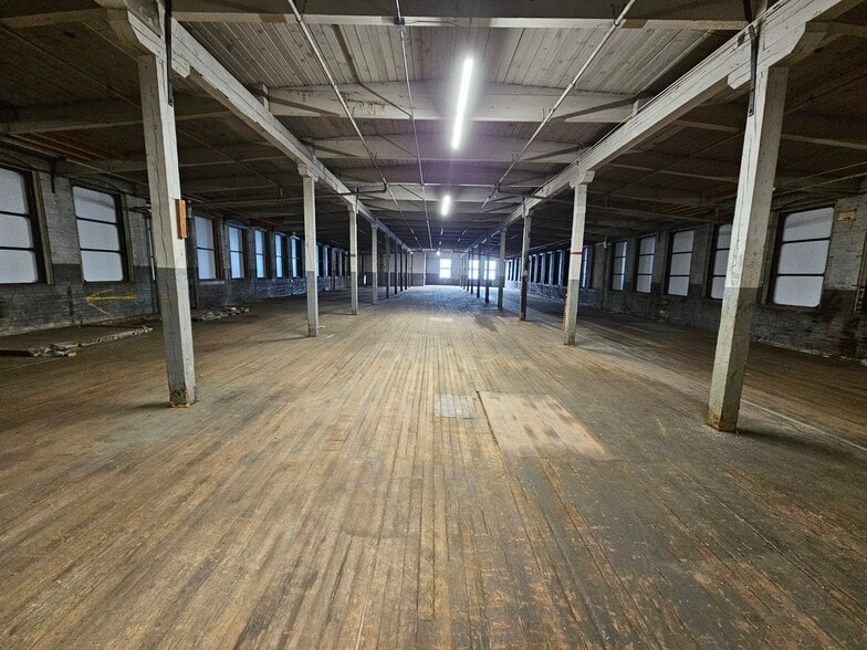 More Photos Of 4861 Spring Grove Ave, Cincinnati Warehouse For Lease