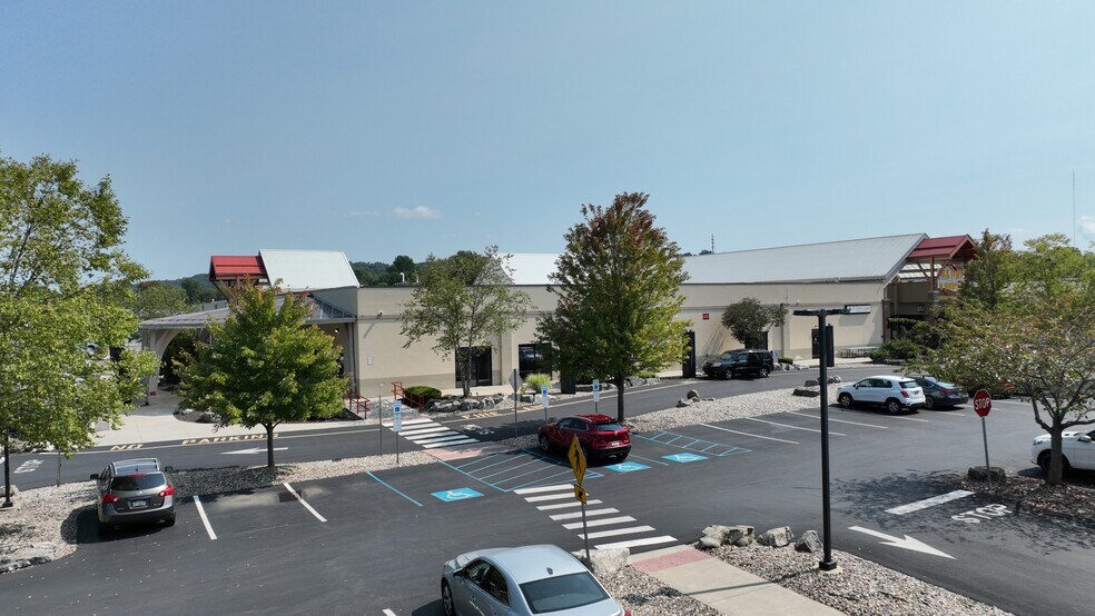 More Photos Of 1800 Sullivan Trl, Easton Storefront For Lease