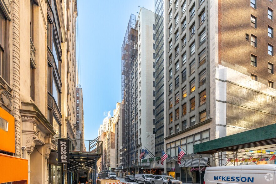 More Photos Of 29 W 38th St, New York Office For Lease