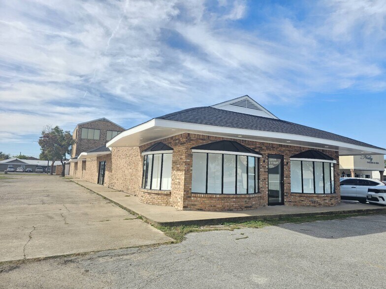 Primary Photo Of 1032 Pasadena Blvd, Pasadena General Retail For Lease