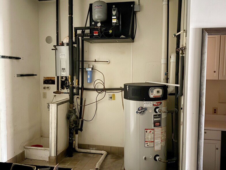 More Photos Of 1410 E Broadway Ct, Newton Restaurant For Sale