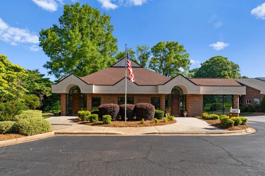 More Photos Of 642 Carpenter Ave, Mooresville Medical For Sale
