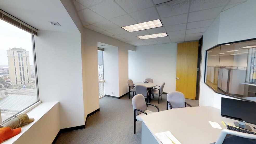 More Photos Of 365 Canal St, New Orleans Office For Lease