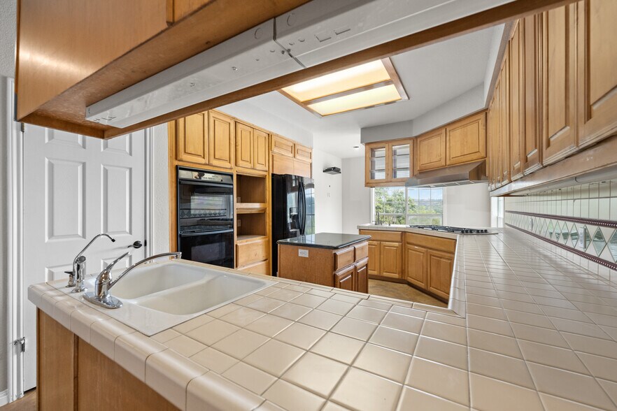 More Photos Of 19019 TX-71, Spicewood Office Residential For Lease