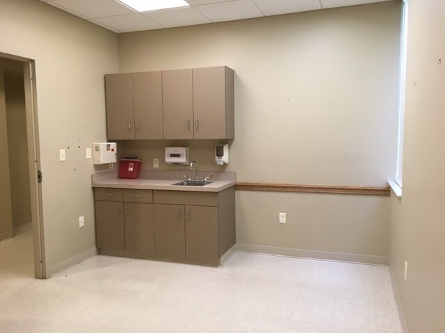 More Photos Of 51 Southland Dr, Fairmont Medical For Lease