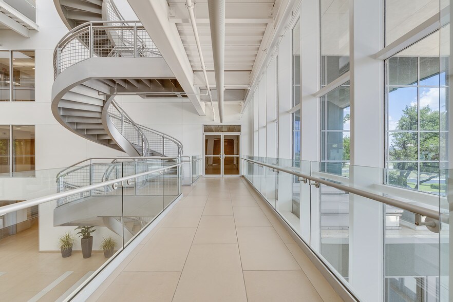 More Photos Of 130 E John Carpenter Fwy, Irving Office For Lease