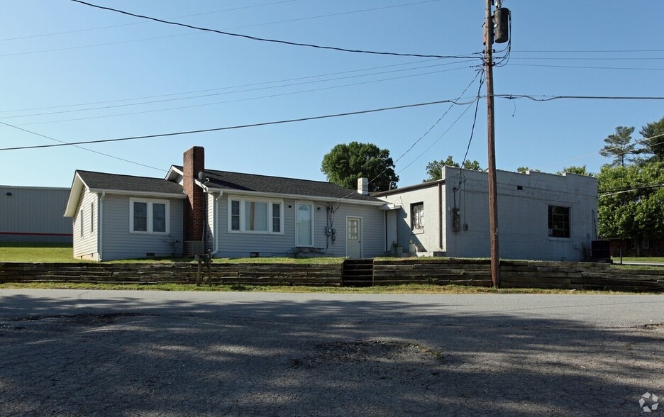 More Photos Of 309 S Main St, Jonesville Freestanding For Lease