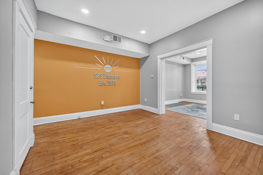 More Photos Of 3055 Madison Rd, Cincinnati Storefront Retail Residential For Lease