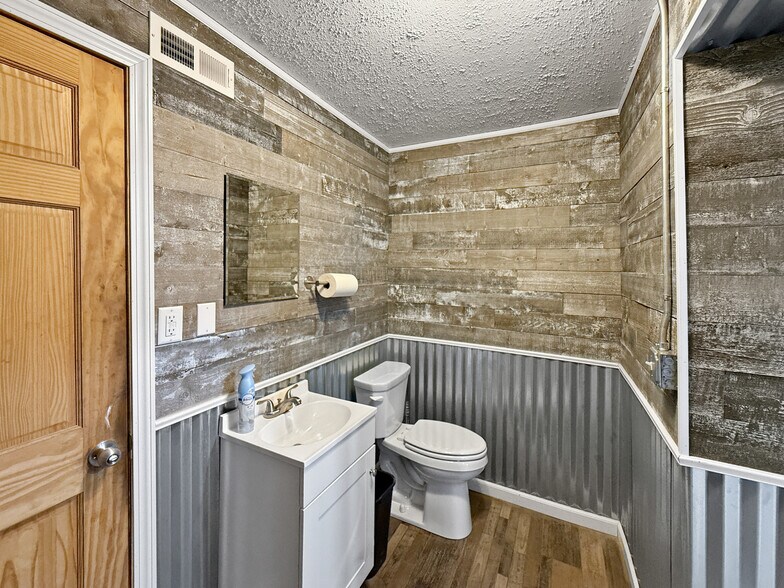 More Photos Of 901 W Mamie Eisenhower Ave, Boone Auto Repair For Sale