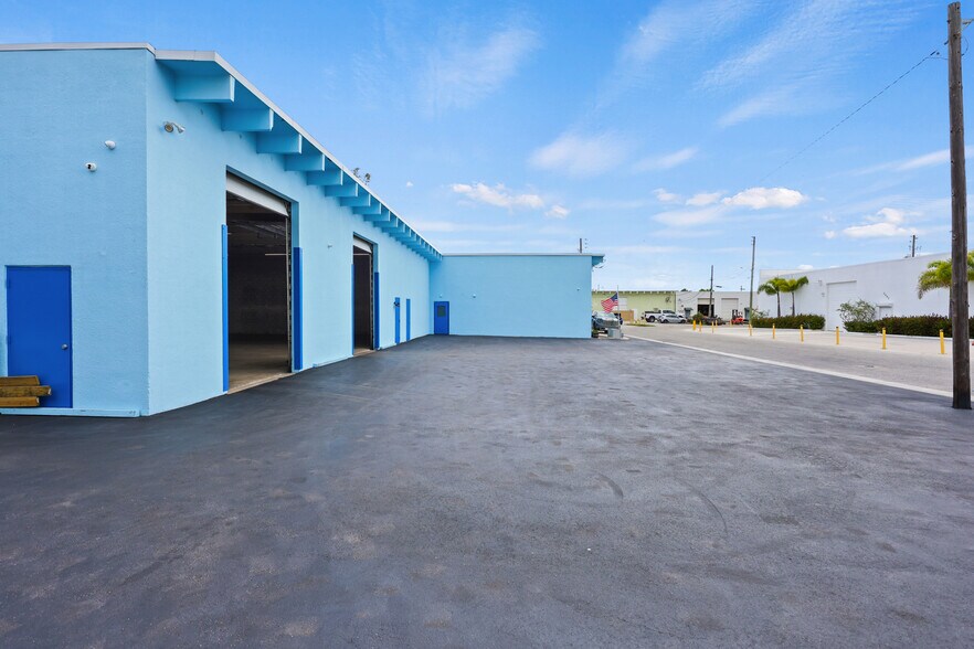 More Photos Of 2605 Kelly Ln, Lake Worth Light Distribution For Lease