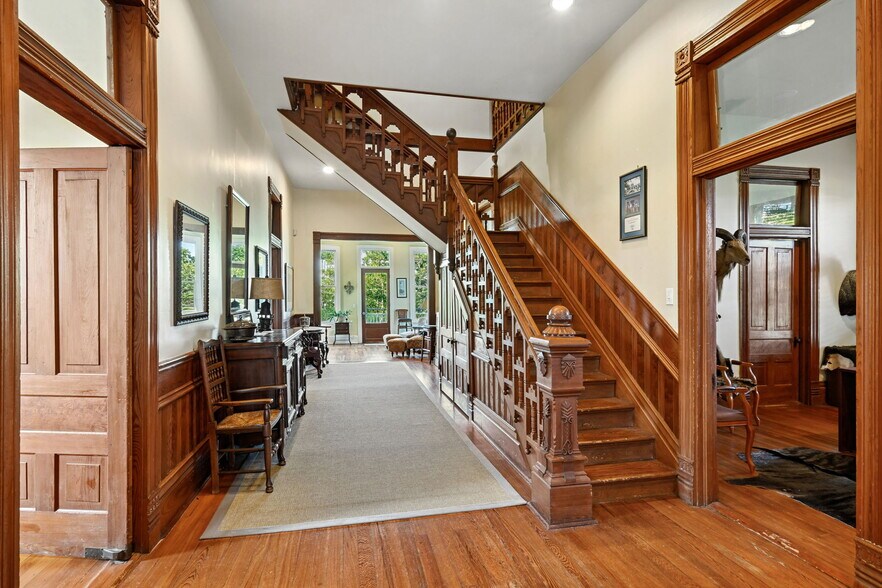 More Photos Of 2001 Lakeshore Dr, Mandeville Office For Sale