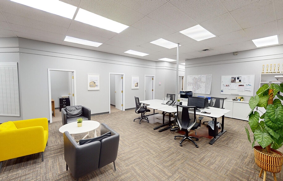 More Photos Of 1411-1423 Henderson Hwy, Winnipeg Storefront Retail Office For Lease