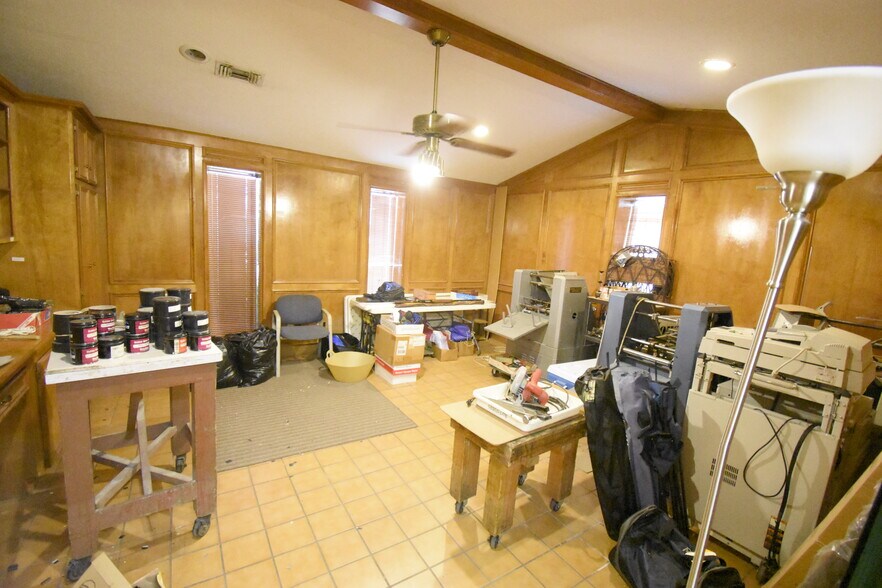 More Photos Of 630 Kentucky St, South Houston Office For Sale