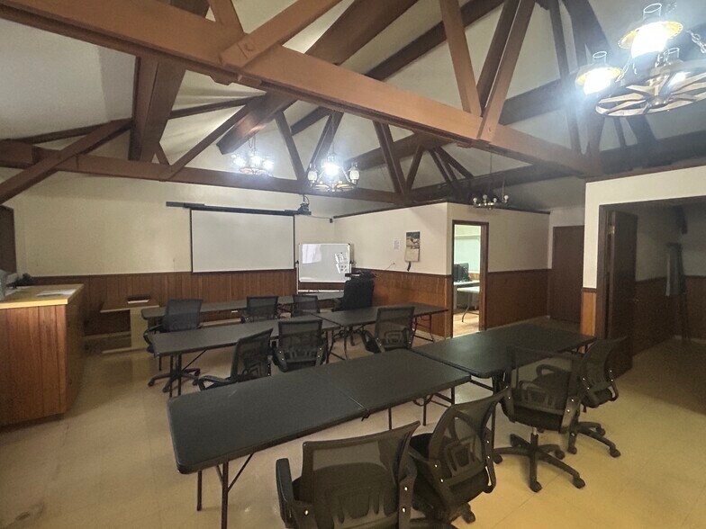 More Photos Of 1921 N Harrison Ave, Pocatello Flex For Sale