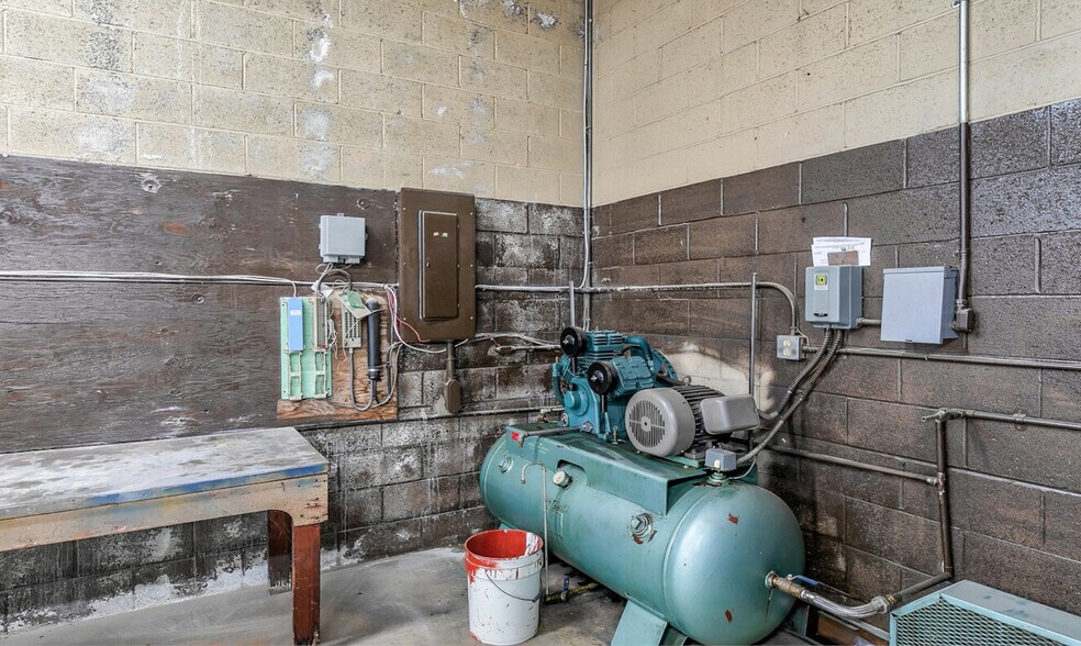 More Photos Of 13330 Sherman Way, North Hollywood Auto Repair For Lease