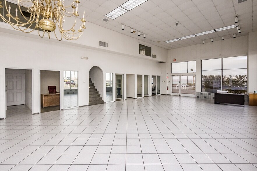 More Photos Of 951 Lake Havasu Ave N, Lake Havasu City Showroom For Sale