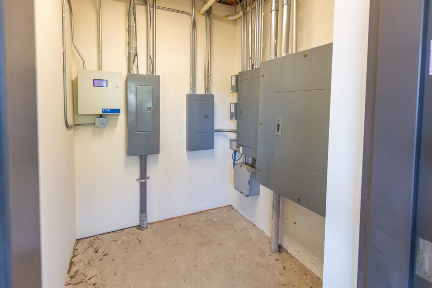 More Photos Of 200 W Railroad Ave, Plains Medical For Sale