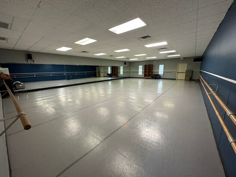 More Photos Of 835 Redwater Rd, Texarkana Light Distribution For Lease