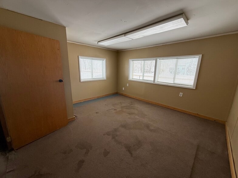 More Photos Of 358 S Oak St, Lone Rock Office For Sale