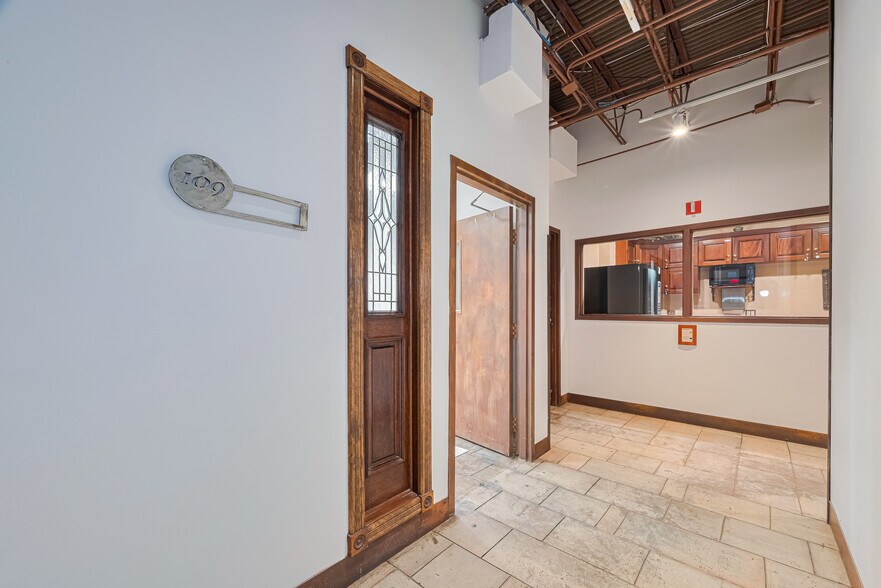 More Photos Of 1920 N Memorial Way, Houston Loft Creative Space For Lease