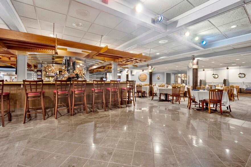 More Photos Of 890 E US Highway 45, Mundelein Freestanding For Sale