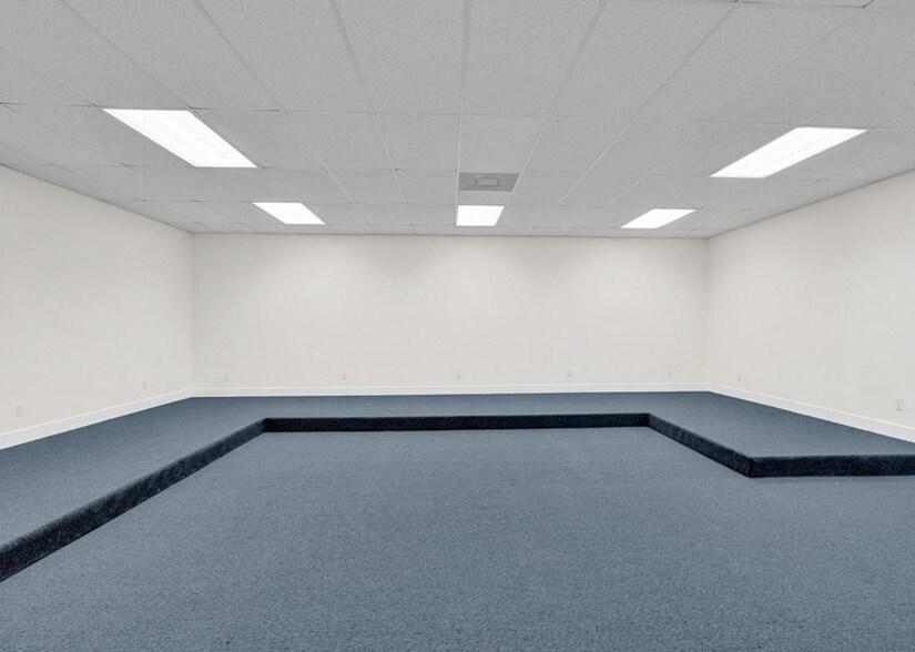 More Photos Of 8111-8119 NW 33rd St, Miami Warehouse For Sale