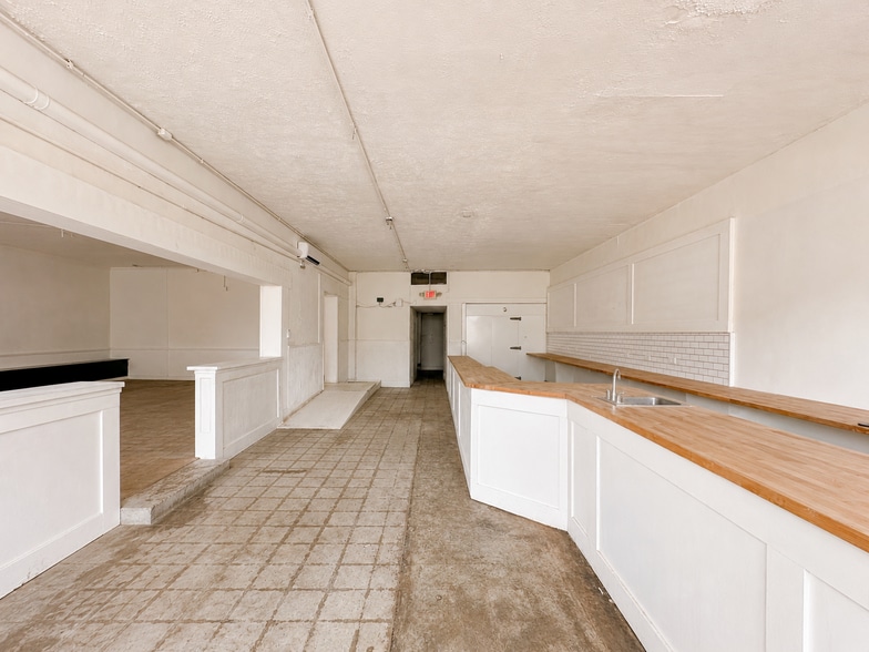 More Photos Of 2625 Shelby St, Indianapolis Storefront For Lease