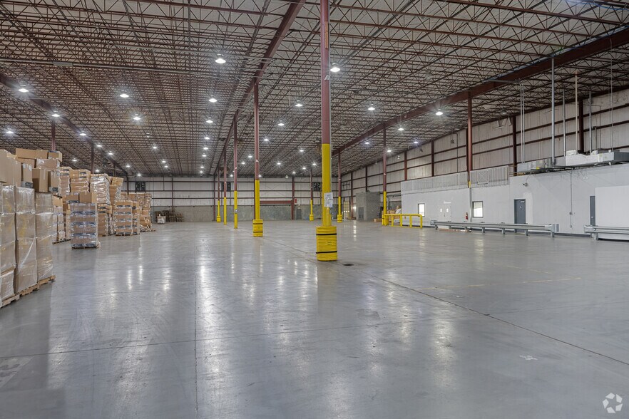 More Photos Of 41 N Industrial Dr, Calera Distribution For Lease