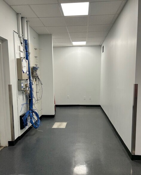 More Photos Of 1390 Biddle Rd, Medford General Retail For Lease