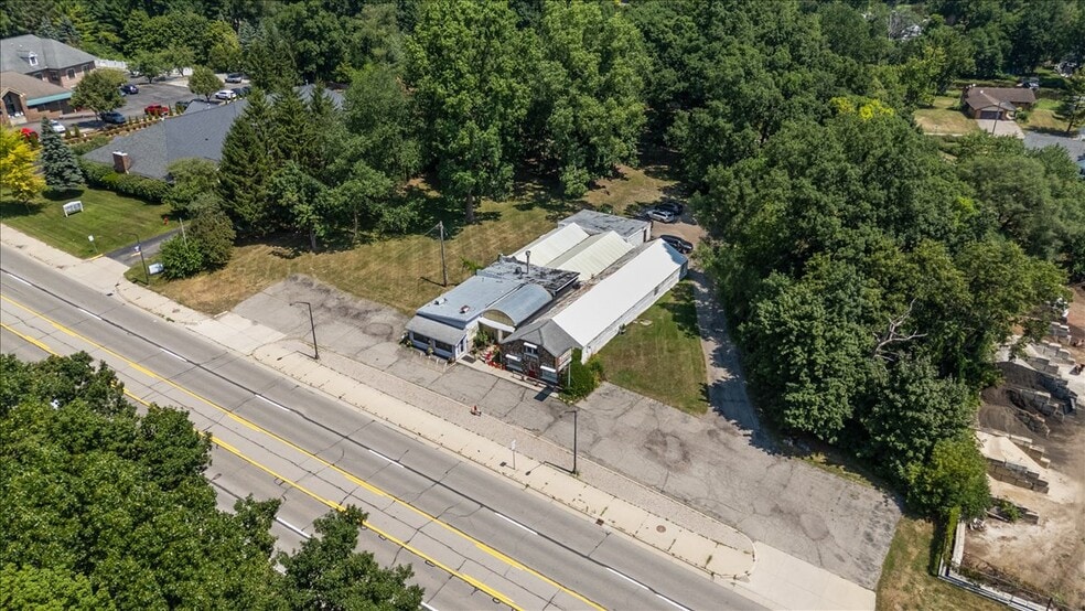 Primary Photo Of 5992 Dixie Hwy, Village of Clarkston General Retail For Sale