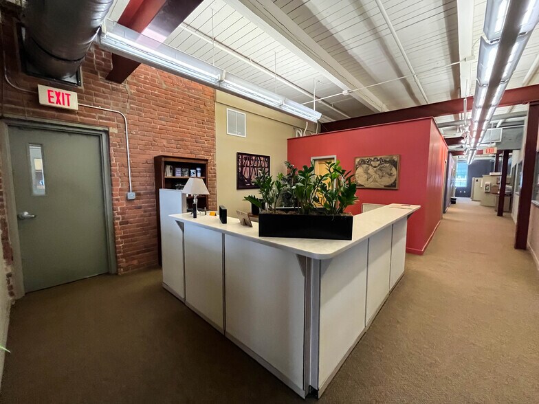 More Photos Of 1457 E 40th St, Cleveland Showroom For Lease