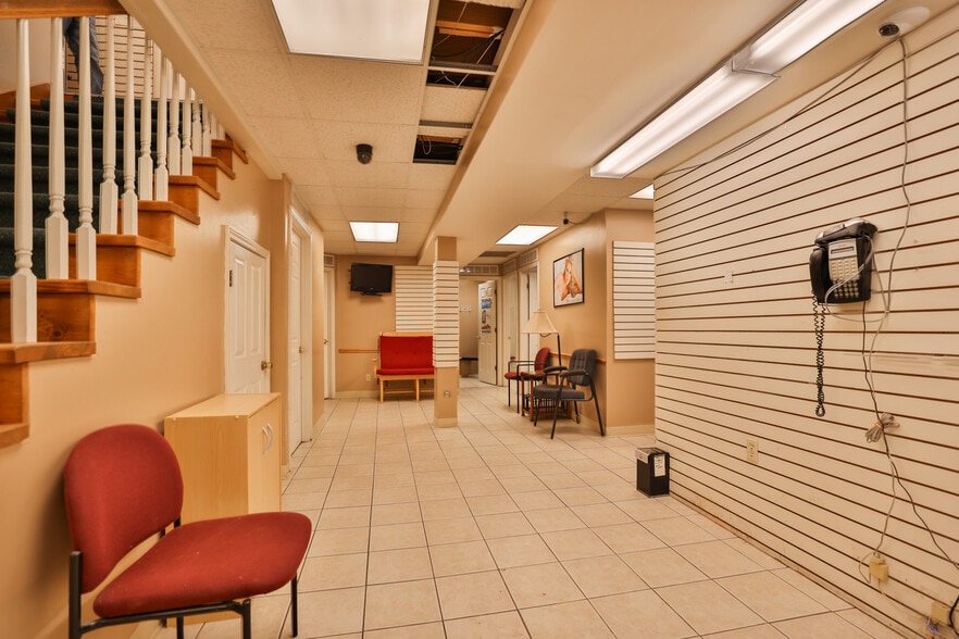 More Photos Of 107 N Bluff Rd, Collinsville Storefront For Sale