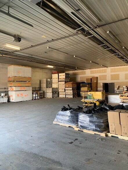 More Photos Of 320 Packerland Dr, Green Bay Manufacturing For Lease