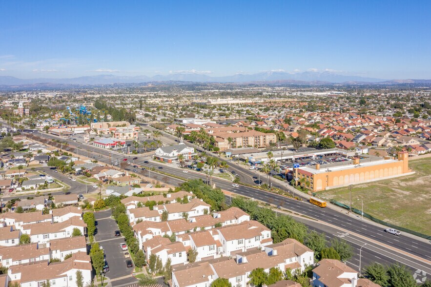 More Photos Of 8682 Beach Blvd, Buena Park General Retail For Lease