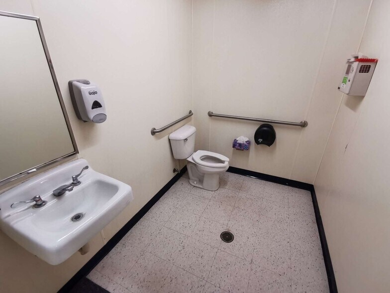 More Photos Of 1709 Liberty St, Erie Drugstore For Lease