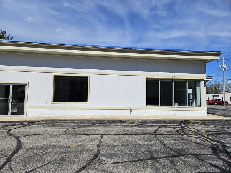 More Photos Of 2704-2710 N Saginaw St, Midland Freestanding For Sale
