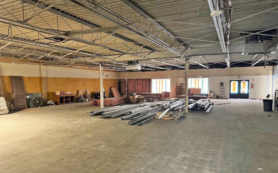 More Photos Of 5665 Auburn Rd, Shelby Township Freestanding For Lease