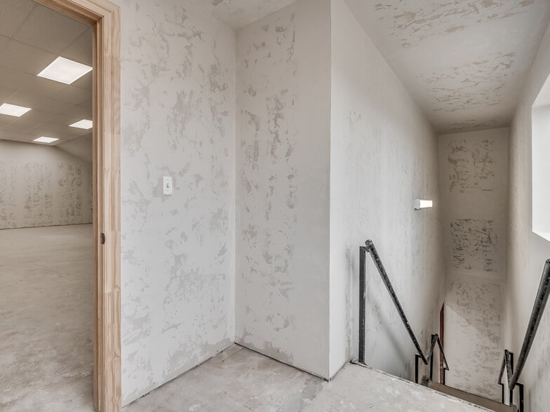 More Photos Of 4403-4411 SW 3rd St, Oklahoma City Showroom For Sale